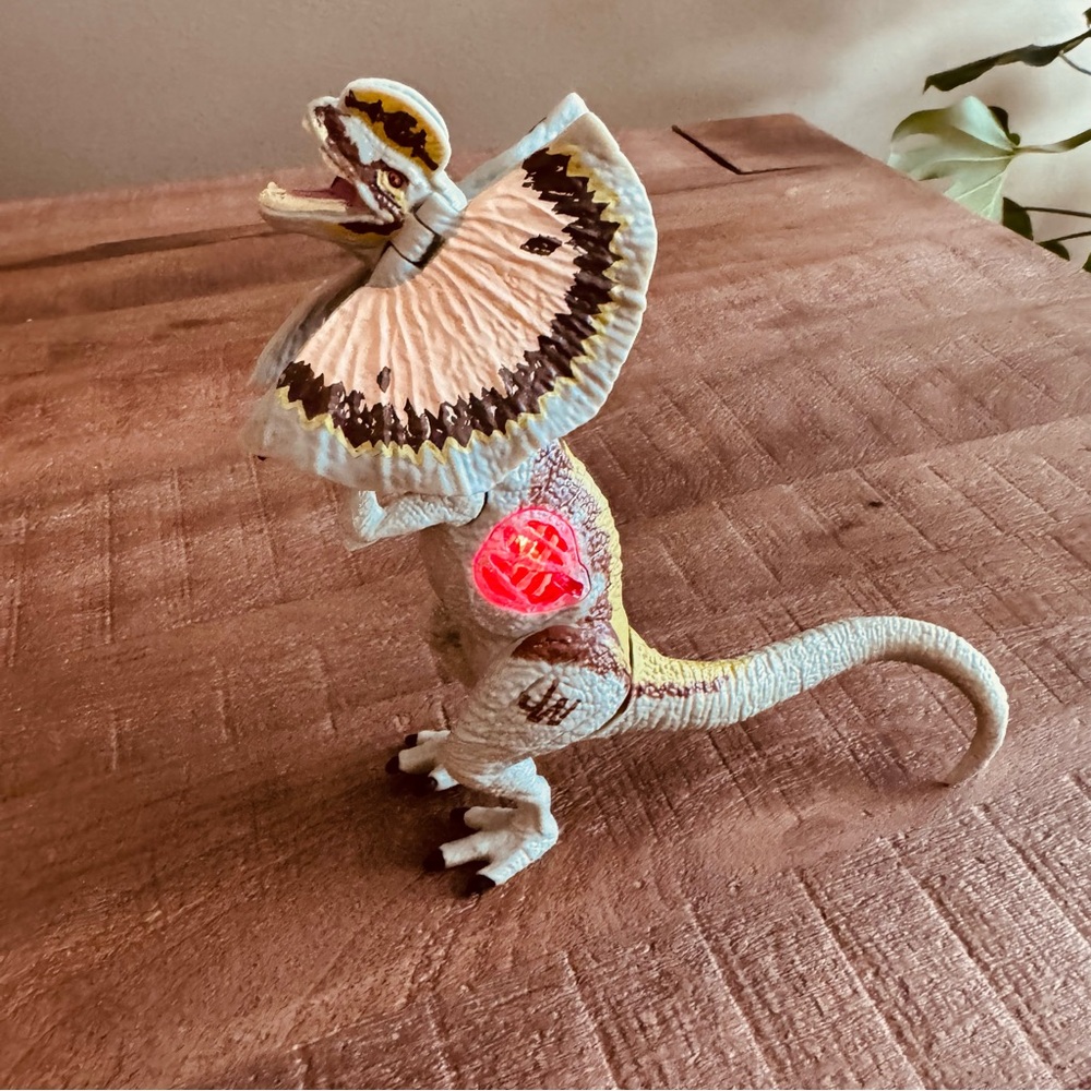 Hasbro Jurassic World Dilophosaurus dinosaur action figureBATTERIES NOT INCLUDED